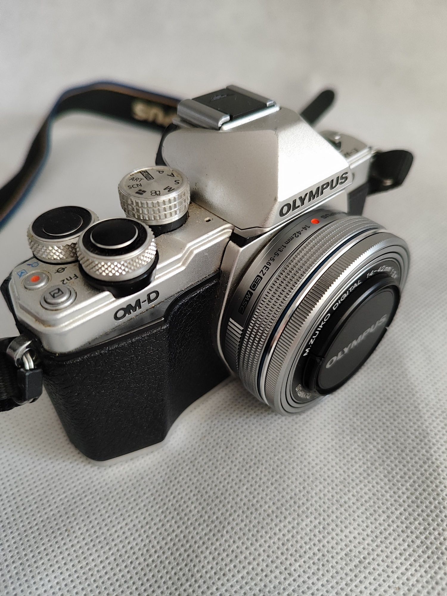 Aparat bezlusterkowy Olympus OM-D E-M10II z obiektywem 14-42 + GRATIS