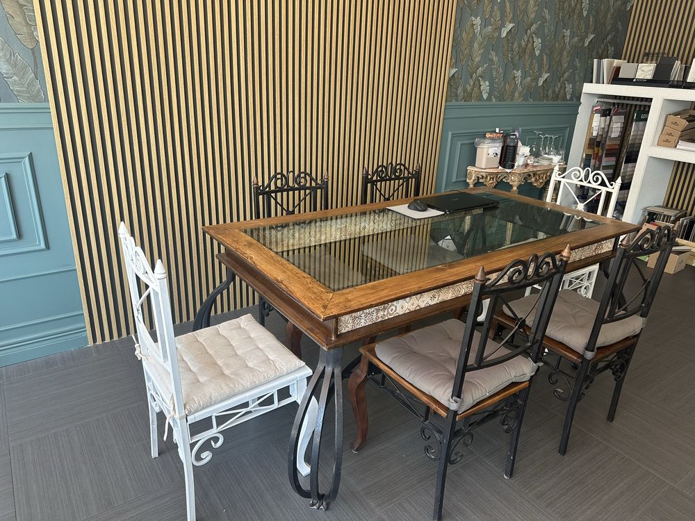 Mesa com  6 cadeiras .