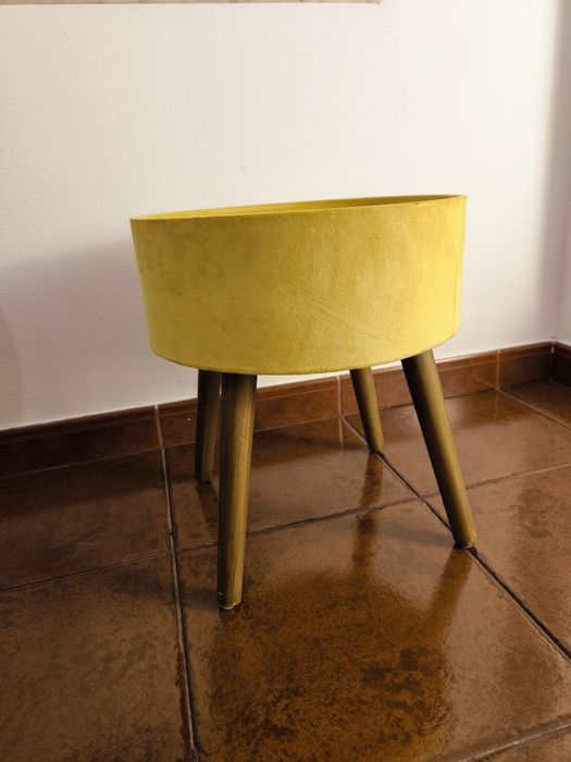 Banco com fundo para arrumações