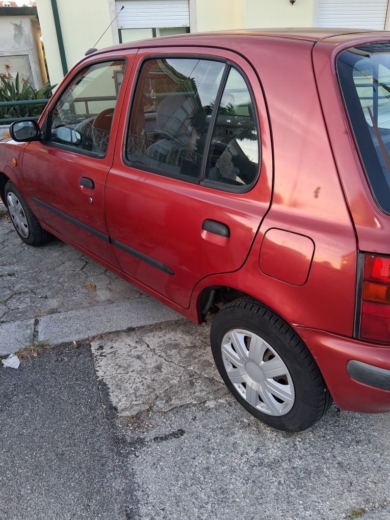 Nissan Micra 1.3 automático com 135000.klm.