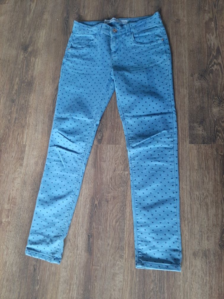 Niebieskie skinny jeansy w serduszka 158cm.