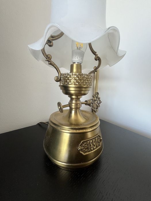 Lampada de mesa cabeceira vintage  em latao e vidro em milk glass