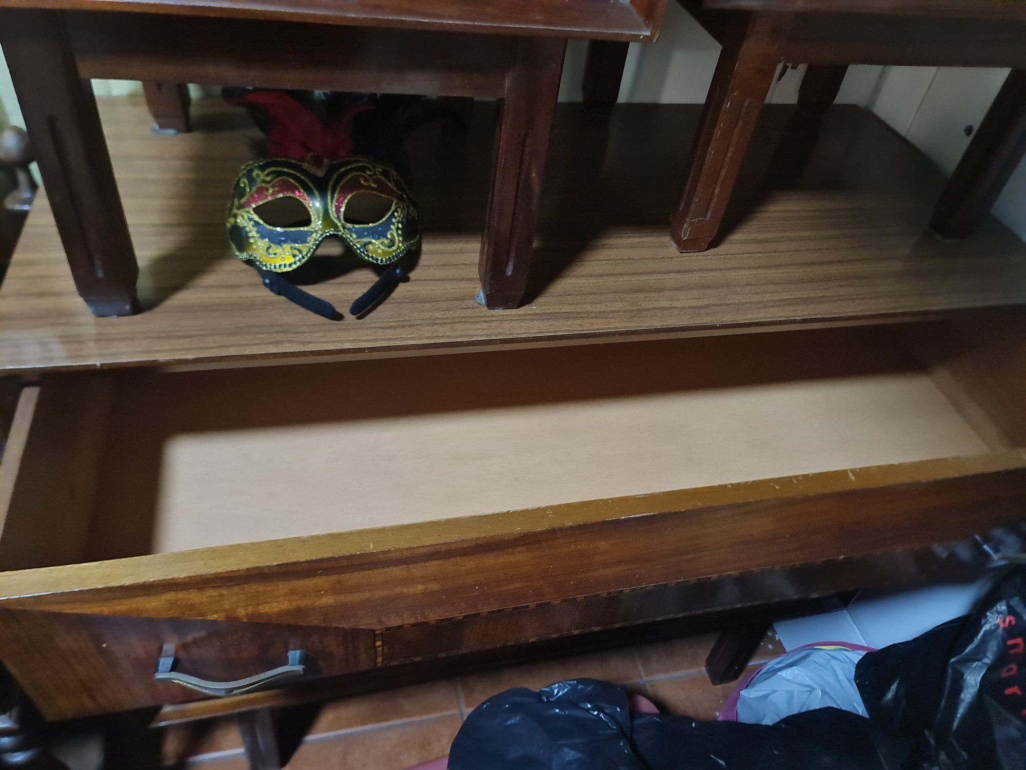 Vendo cómoda e 2 mesinhas de cabeceira.