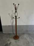 Cabide de pé para roupa.
