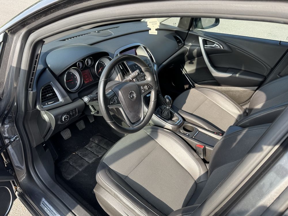 Opel Astra J 1.7 CDTi 2011 rok