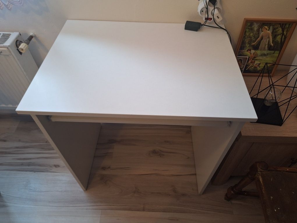 Białe biurko z szufladą na klawiaturę