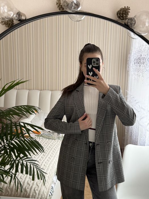 Сірий піджак в клітинку
