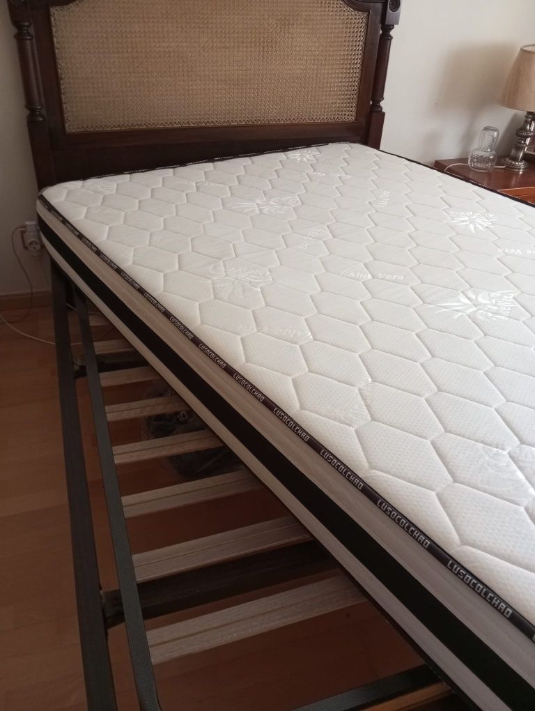 Cama de casal de palhinha estimada