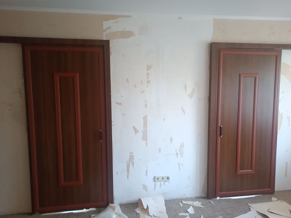 Двери б/у,раздвижная система, очень хорошего качества .