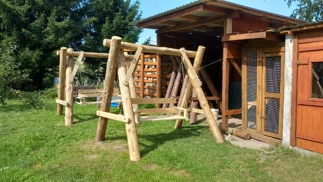 Huśtawka ogrodowa z dachem lub bez bocianie gniazdo