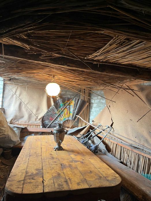 Стіл великий з дерева