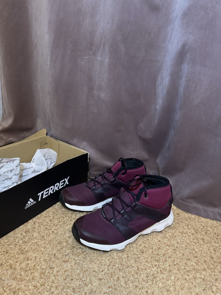 Продам ботинки adidas