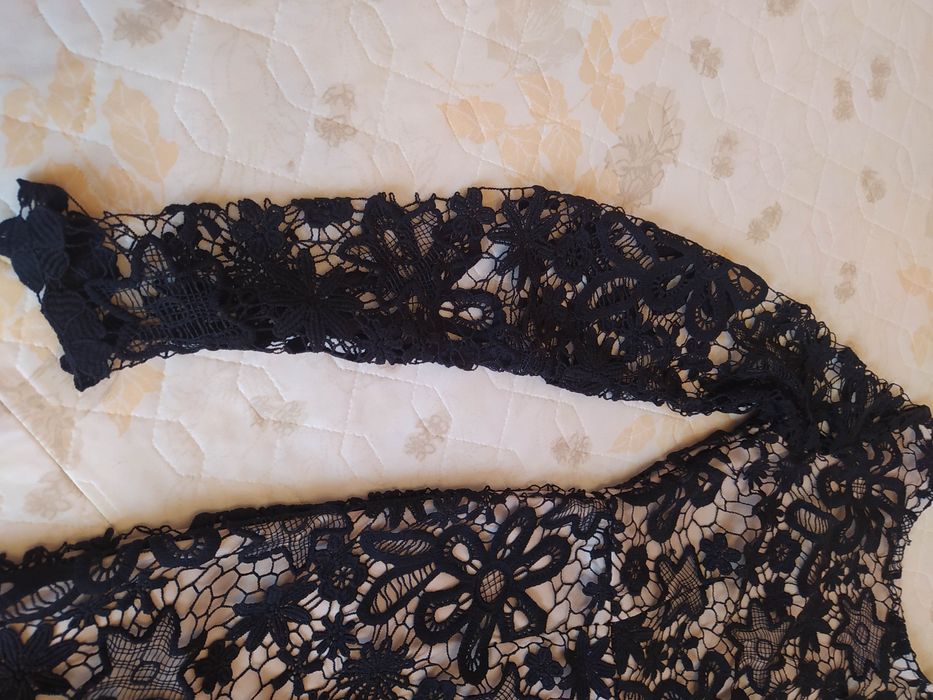 Платье по фигуре, платье-футляр из кружева-шитья.