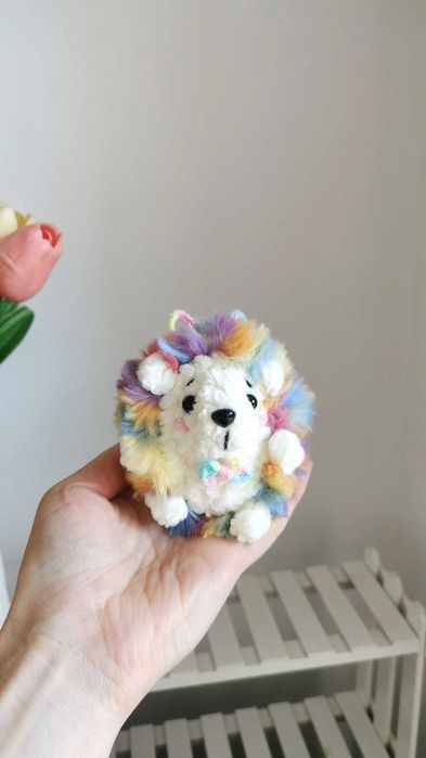 Jeż na szydełku, zawieszka, ozdoba na lusterko do auta