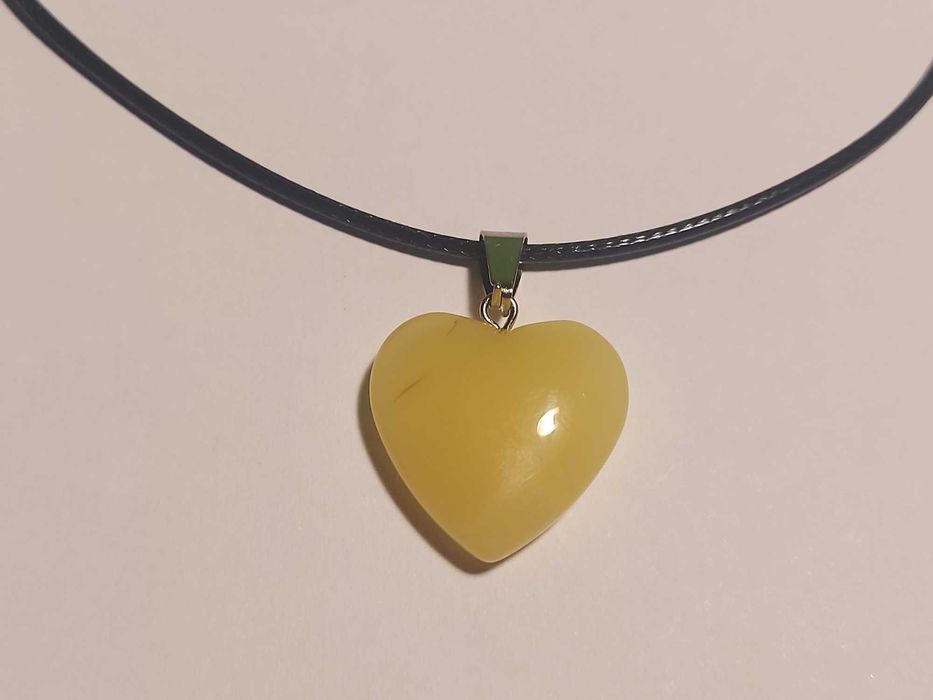 Colar Coração Amarelo – Pingente, Fio Preto Leve e Ajustável