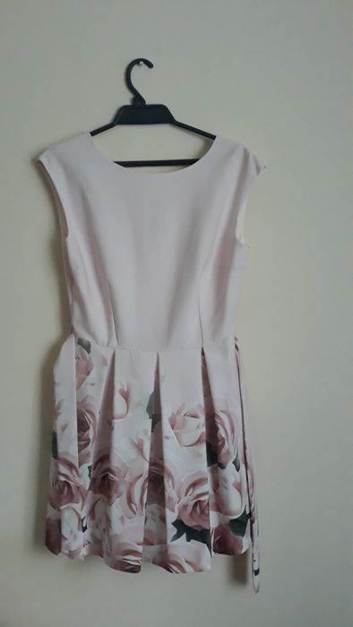 Sukienka z motywem kwiatowym w pudrowym kolorze