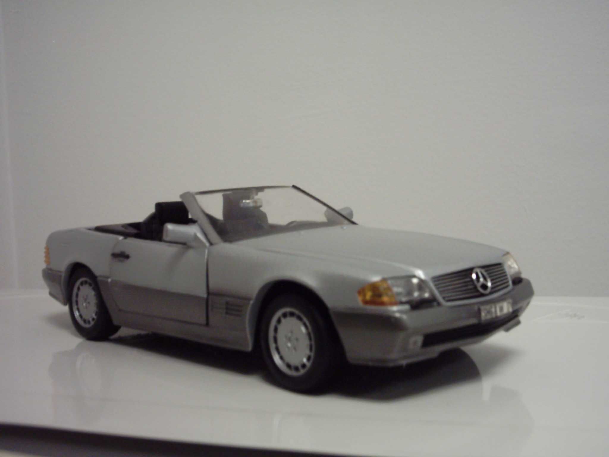 Model Mercedes -Benz R 129 500 SL Skala 1/18 Norev