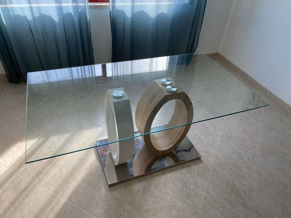 Mesa de jantar com tampo em vidro