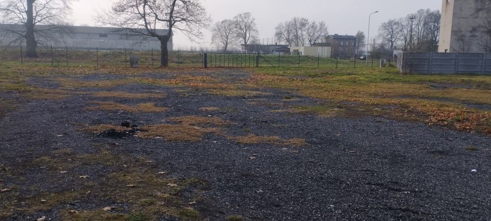 Działka ogrodzona ,utwardzona