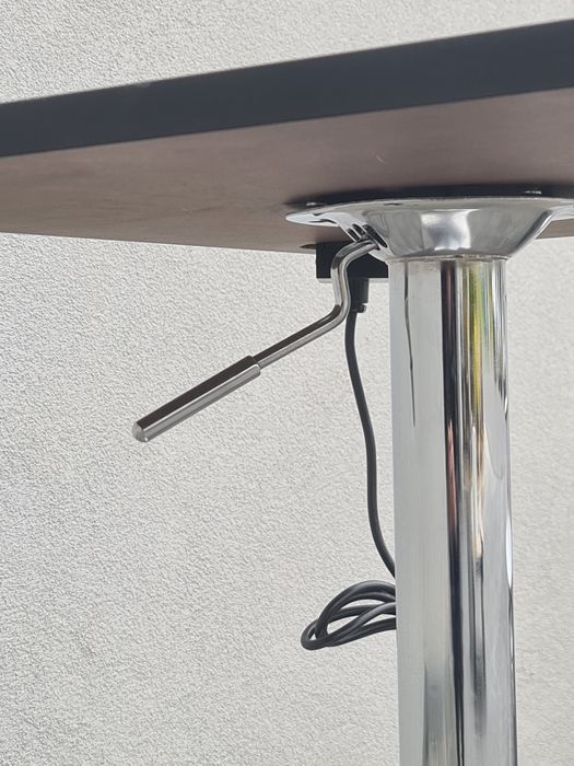 Stolik biurowy z gniazdkiem  230V blat czerwony noga  chrom 60cmx 50cm