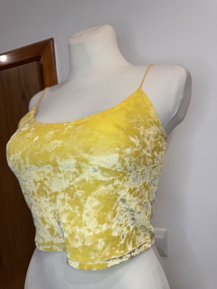 Żółty crop top na ramiączkach