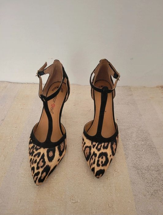 Sapatos de salto com padrão 38