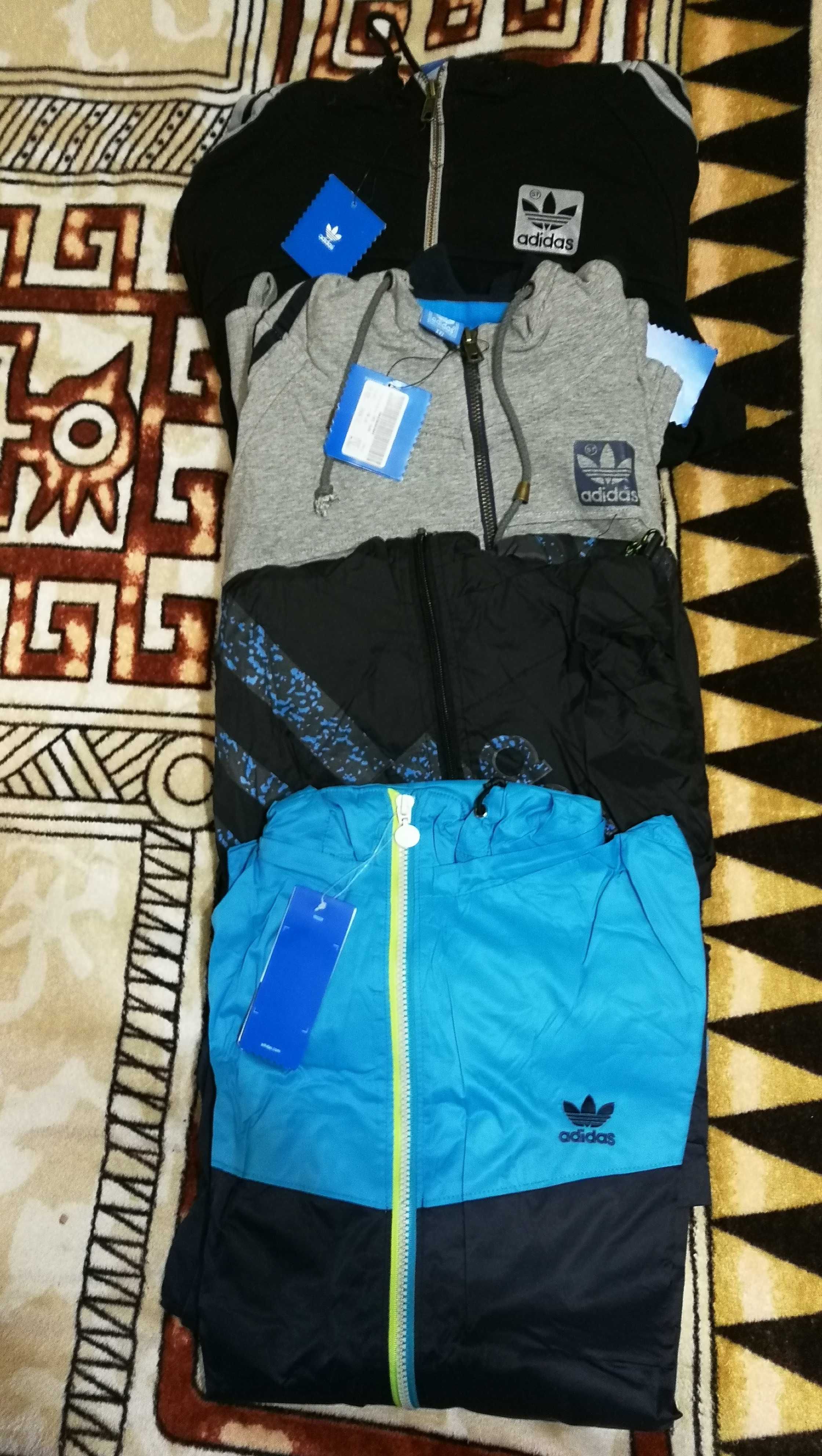 Спортивний костюм Adidas.