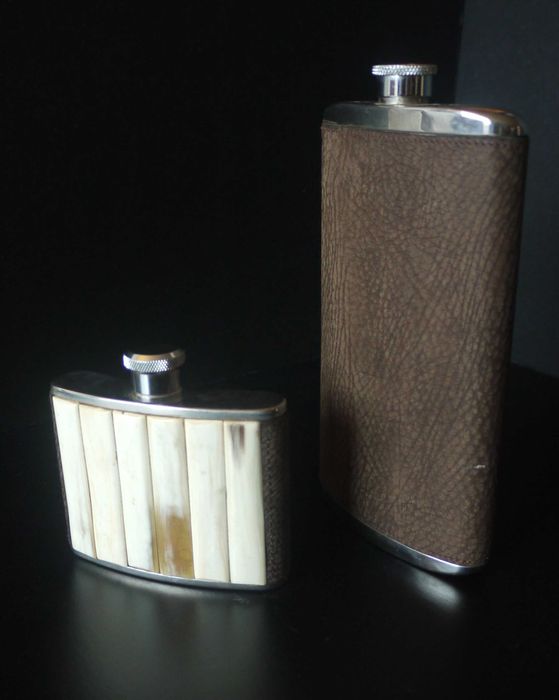 Duas garrafas de viagem fabricadas na Inglaterra para Brandy