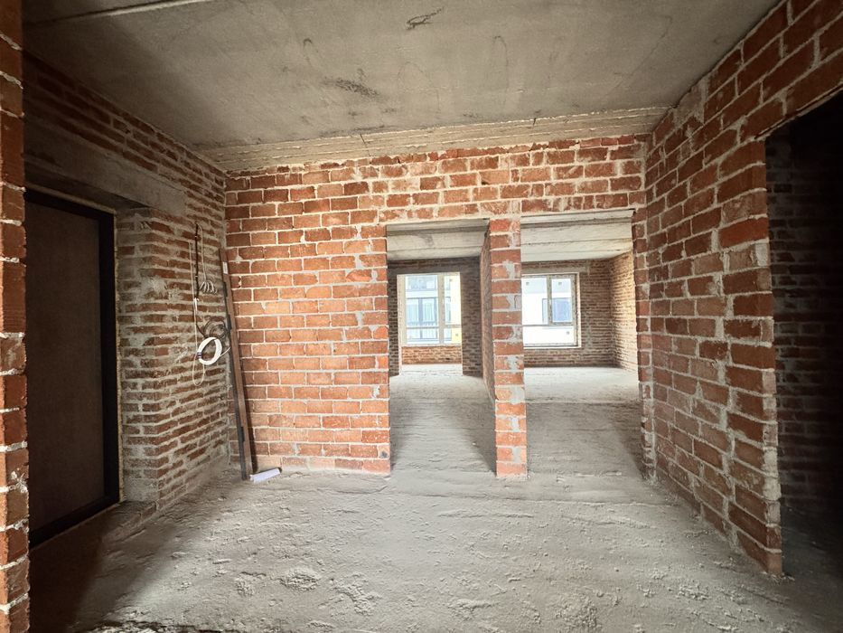 Продаж 3 кім.сирої квартири