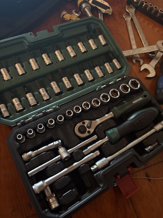 Vendo kit completo com chave.s cabo de bateria  macaco para carto