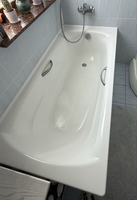 Продам ванну акрилову Roca з ручками