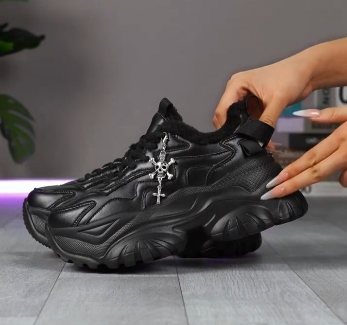 Жіночі зимові чорні утеплені кросівки