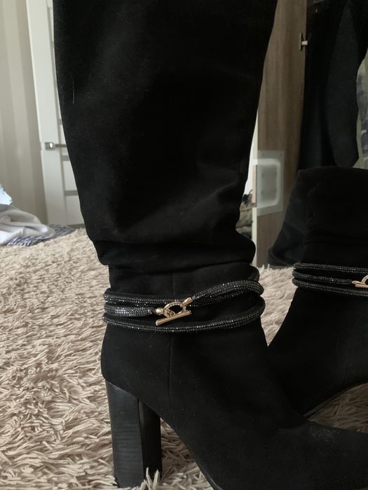 Чоботи жіночі .замша якісна , дуже зручна колодка , виглядаютьдуже єле