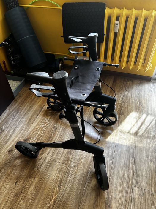 Solidny chodzik na kółkach