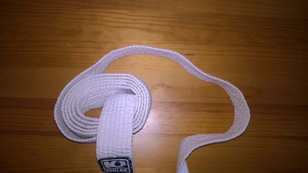 Cinturão branco e amarelo Kohler