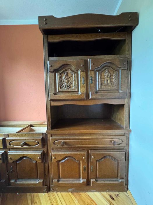 Masywny mebel z litego drewna – rzeźbione fronty, styl rustykalny