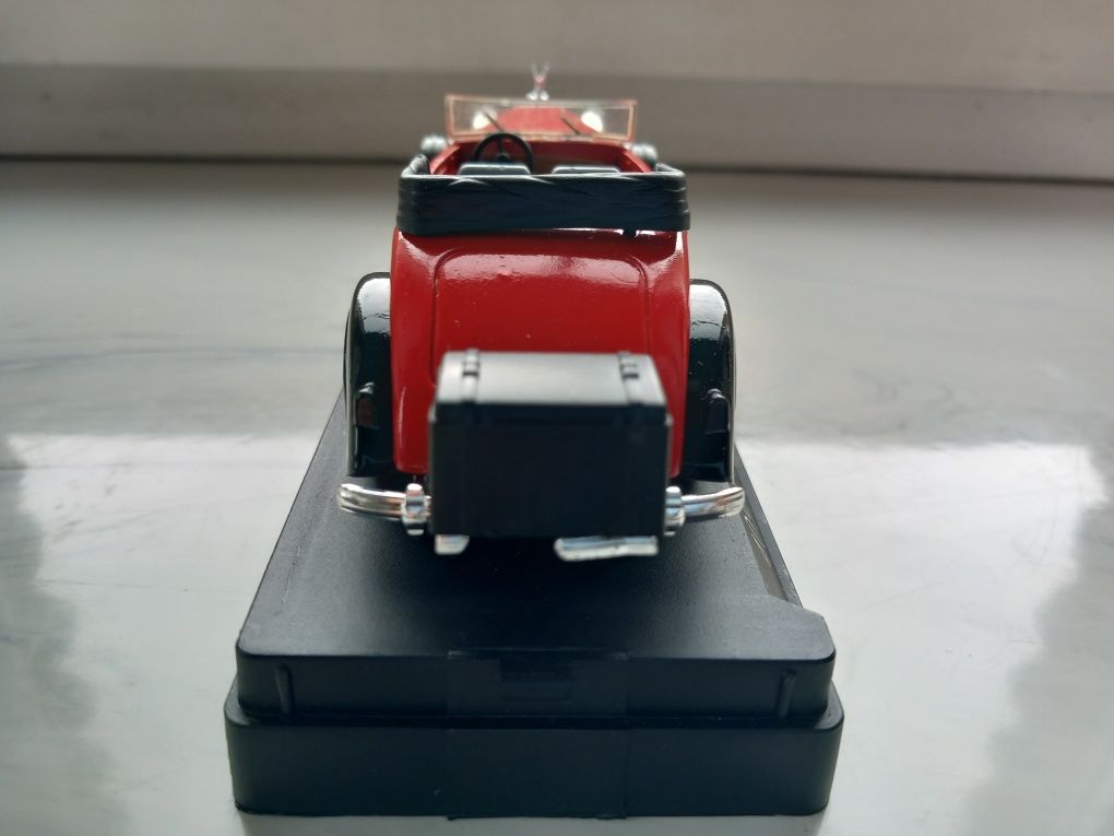 Kolekcjonerski model auta Packard cabriolet.