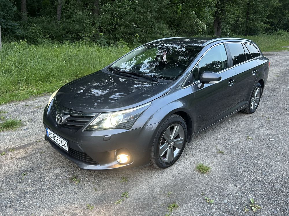 Toyota Avensis 2015 року