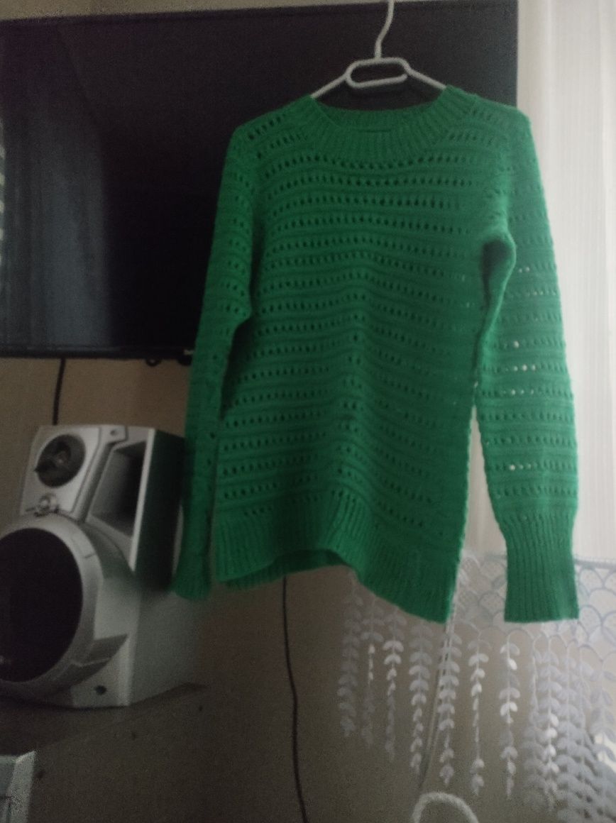 Sweter w kolorze zielonym