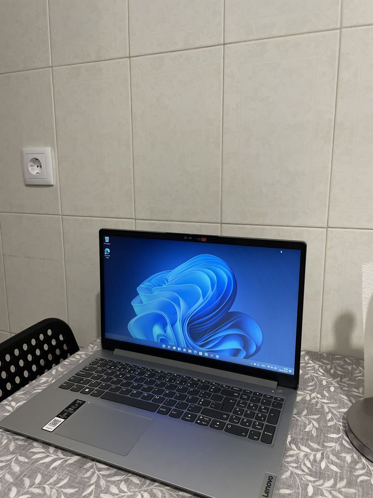 Portátil Lenovo ideapad Novo e bem negociável