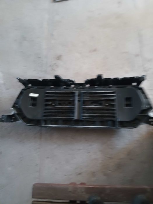 Dodge Ram grill koła