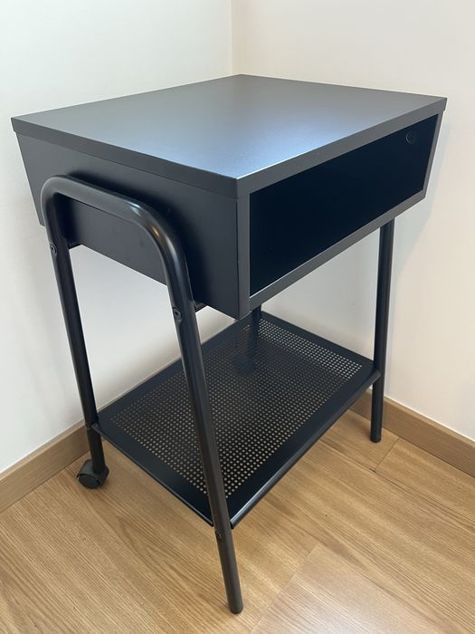 2 mesas de cabeceira IKEA