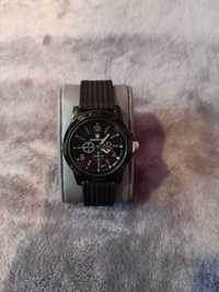 zegarek z czarną bransoletą
