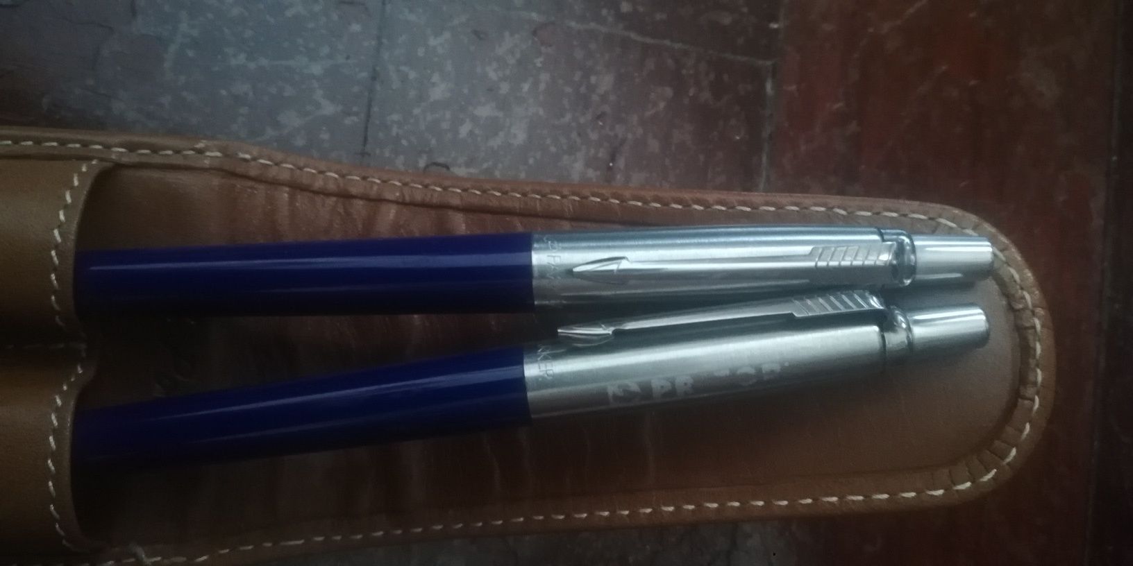 Duas canetas Parkers e bolsa em pele