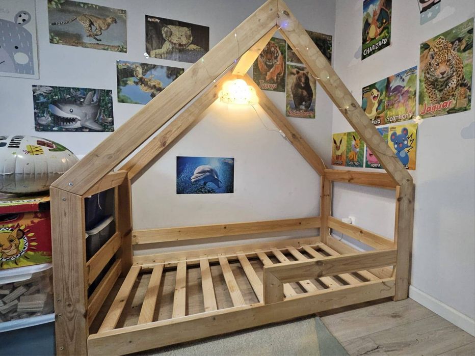 Łóżko dziecięce domek 80x160 drewniane ze stelażem i materacem