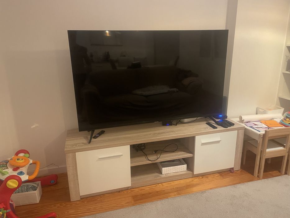 Móvel para TV cor beje/natura e branco