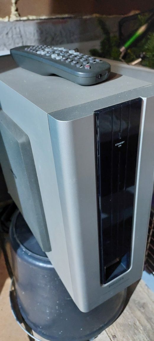 Leitor dvd com sistema surround + 3 Estantes com dvds e cds