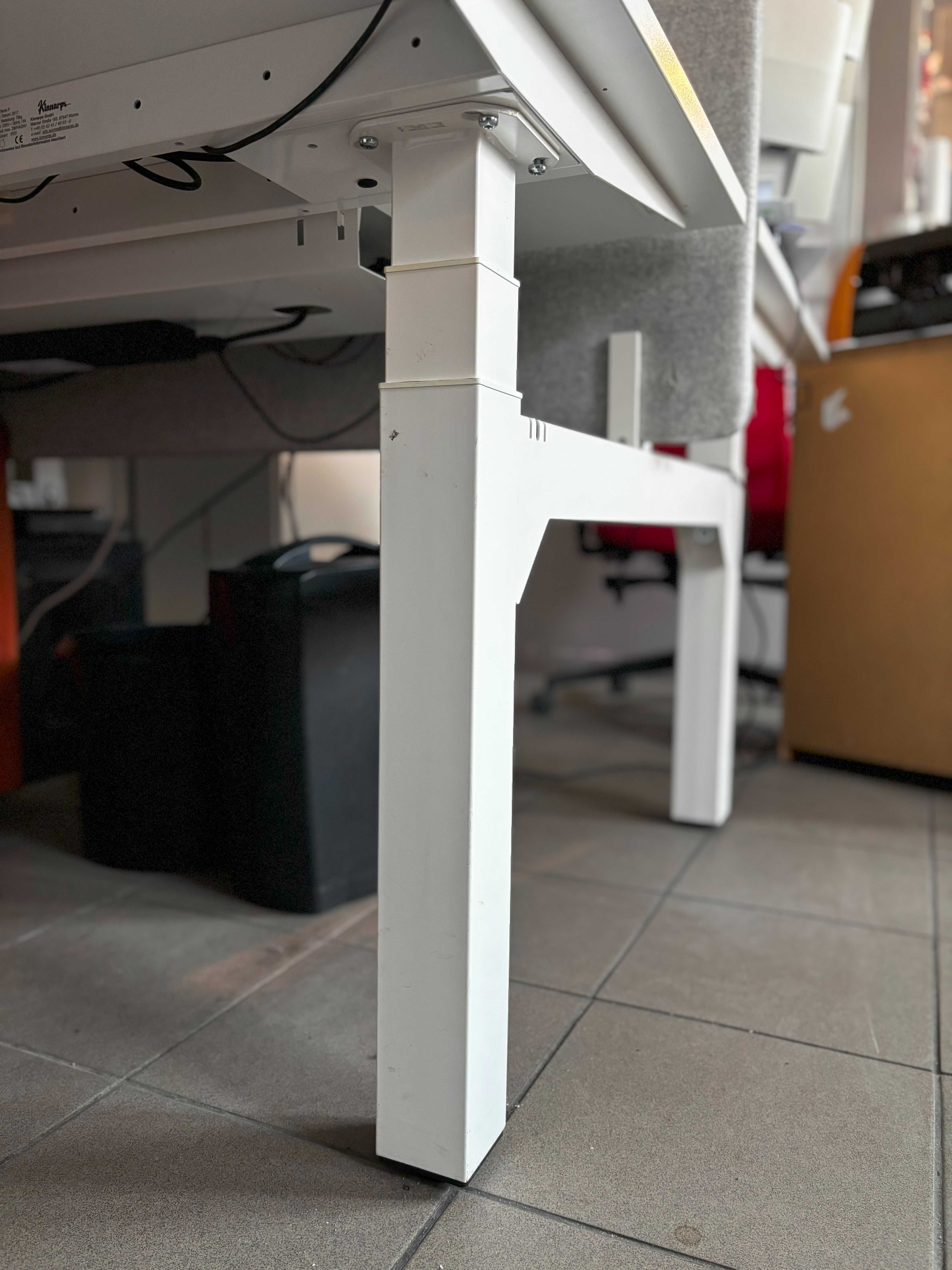 Biurko podwójne Kinnarps elektr.reg. 2szt. x 160x80 z przegrodą akust.
