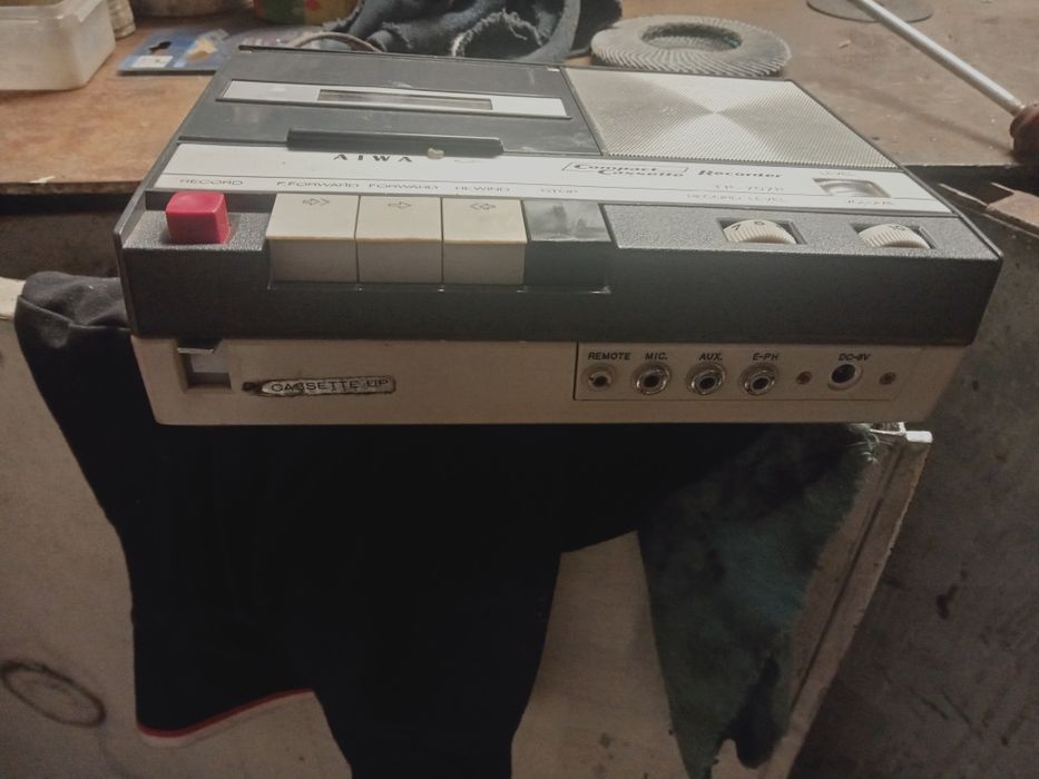 Rádio gravador antigo