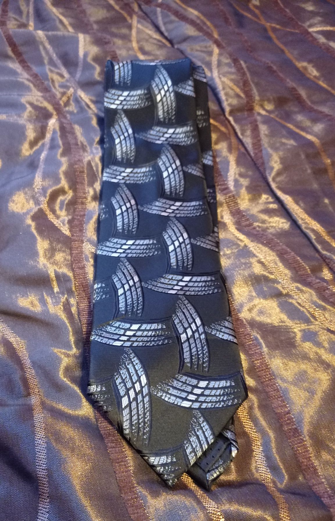 Krawat rui felizardo czarny ze wzorem srebrzysto wpadającym lekko nieb